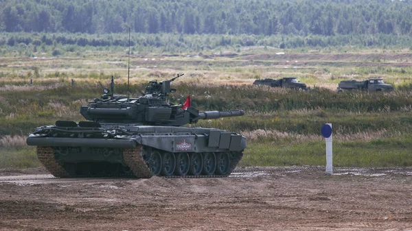 Ordu-2020 forumu sırasında Moskova yakınlarındaki Alabino 'da düzenlenen tank biatlon yarışmasında modern tank