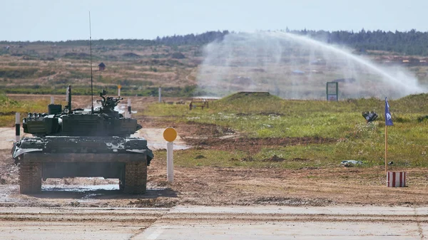 Ordu-2020 forumu sırasında Moskova yakınlarındaki Alabino 'da düzenlenen tank biatlon yarışmasında modern tank