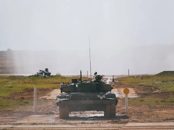 Ordu-2020 forumu sırasında Moskova yakınlarındaki Alabino 'da düzenlenen tank biatlon yarışmasında modern tank