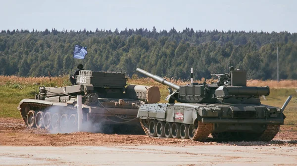 Ordu-2020 forumu sırasında Moskova yakınlarındaki Alabino 'da düzenlenen tank biatlon yarışmasında modern tank