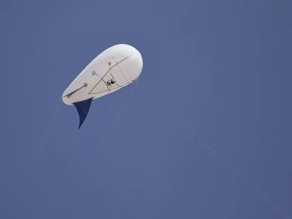 Luchtschip Met Videocamera Aan Blauwe Hemel — Stockfoto
