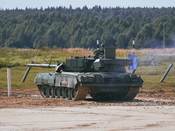 Ordu-2020 forumu sırasında Moskova yakınlarındaki Alabino 'da düzenlenen tank biatlon yarışmasında modern tank