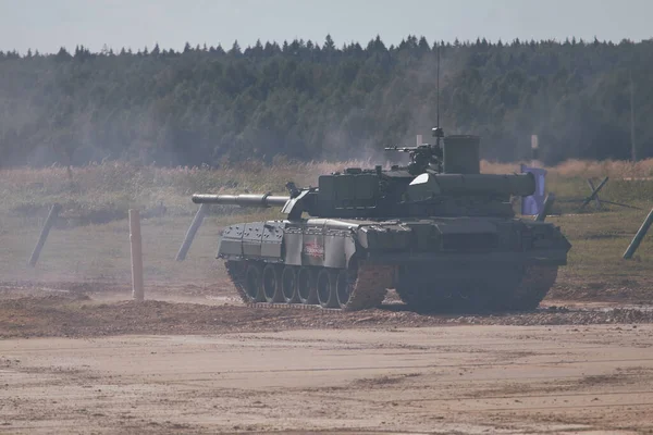 Ordu-2020 forumu sırasında Moskova yakınlarındaki Alabino 'da düzenlenen tank biatlon yarışmasında modern tank