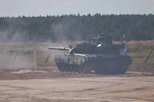 Ordu-2020 forumu sırasında Moskova yakınlarındaki Alabino 'da düzenlenen tank biatlon yarışmasında modern tank