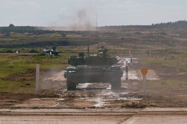 Ordu-2020 forumu sırasında Moskova yakınlarındaki Alabino 'da düzenlenen tank biatlon yarışmasında modern tank