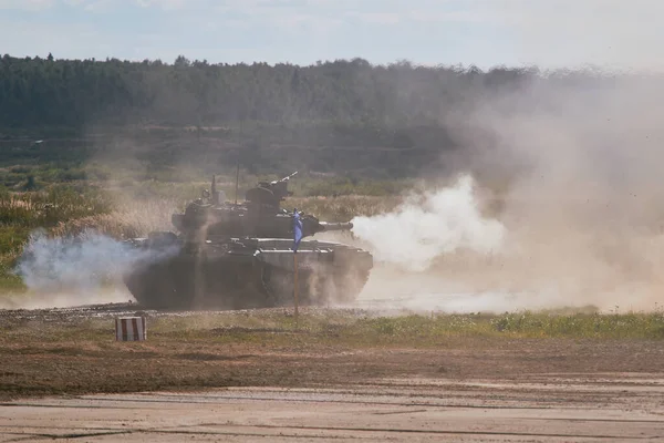 Ordu-2020 forumu sırasında Moskova yakınlarındaki Alabino 'da düzenlenen tank biatlon yarışmasında modern tank