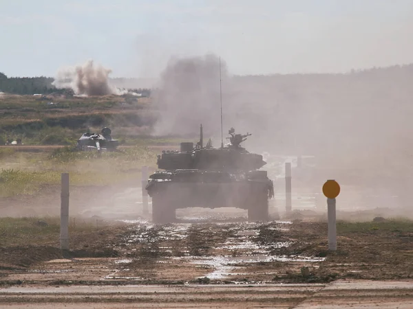 Ordu-2020 forumu sırasında Moskova yakınlarındaki Alabino 'da düzenlenen tank biatlon yarışmasında modern tank