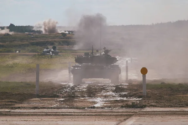 Ordu-2020 forumu sırasında Moskova yakınlarındaki Alabino 'da düzenlenen tank biatlon yarışmasında modern tank