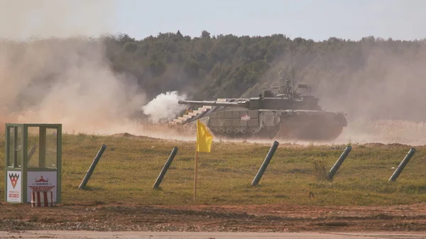 Ordu-2020 forumu sırasında Moskova yakınlarındaki Alabino 'da düzenlenen tank biatlon yarışmasında modern tank