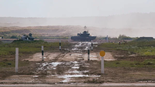 Ordu-2020 forumu sırasında Moskova yakınlarındaki Alabino 'da düzenlenen tank biatlon yarışmasında modern tank