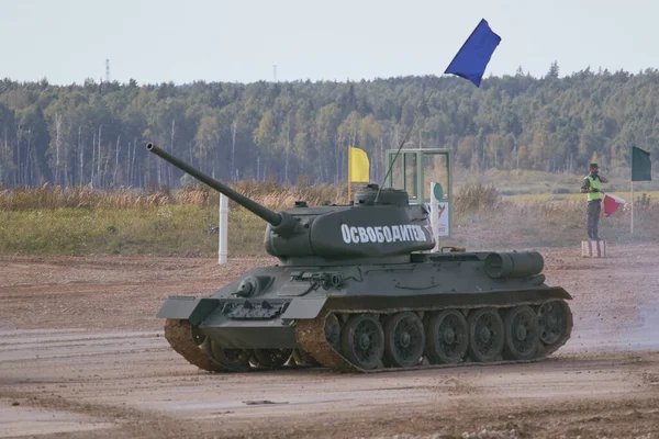 Sovyet tankı T-34 Moskova yakınlarındaki Alabino 'da düzenlenen tank biatlon yarışmasında Ordu-2020 forumu sırasında