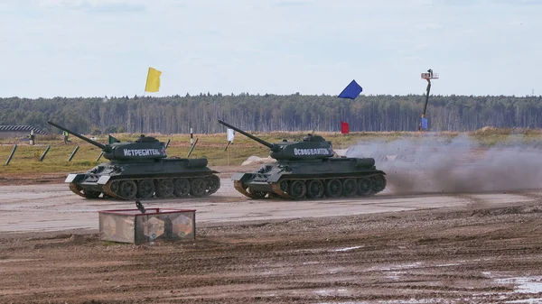 Sovyet tankı T-34 Moskova yakınlarındaki Alabino 'da düzenlenen tank biatlon yarışmasında Ordu-2020 forumu sırasında