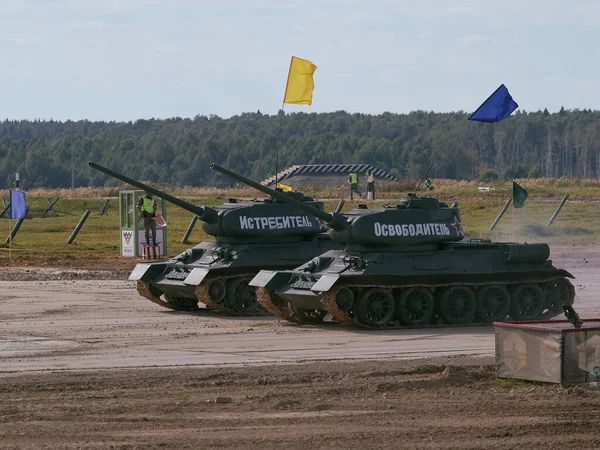 Sovyet tankı T-34 Moskova yakınlarındaki Alabino 'da düzenlenen tank biatlon yarışmasında Ordu-2020 forumu sırasında