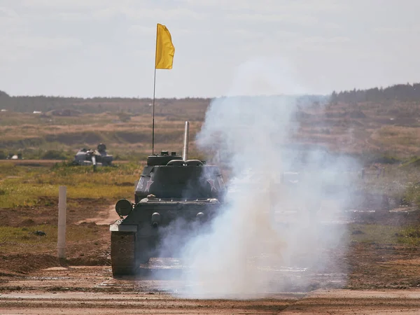 Sovyet tankı T-34 Moskova yakınlarındaki Alabino 'da düzenlenen tank biatlon yarışmasında Ordu-2020 forumu sırasında