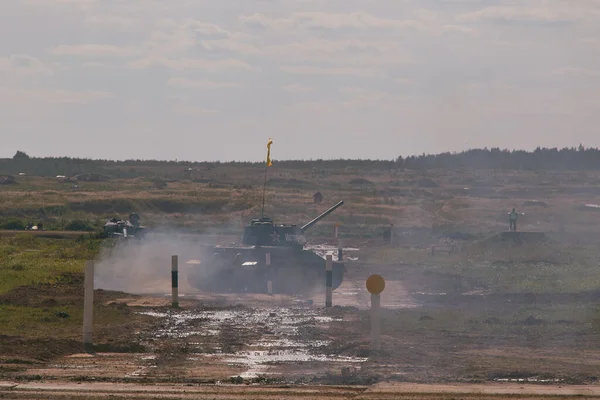 Sovyet tankı T-34 Moskova yakınlarındaki Alabino 'da düzenlenen tank biatlon yarışmasında Ordu-2020 forumu sırasında