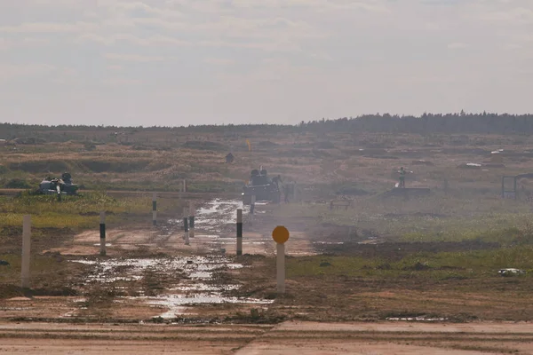 Sovyet tankı T-34 Moskova yakınlarındaki Alabino 'da düzenlenen tank biatlon yarışmasında Ordu-2020 forumu sırasında