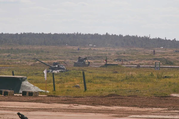 Sovyet tankı T-34 Moskova yakınlarındaki Alabino 'da düzenlenen tank biatlon yarışmasında Ordu-2020 forumu sırasında