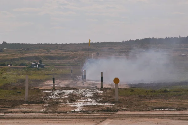 Sovyet tankı T-34 Moskova yakınlarındaki Alabino 'da düzenlenen tank biatlon yarışmasında Ordu-2020 forumu sırasında