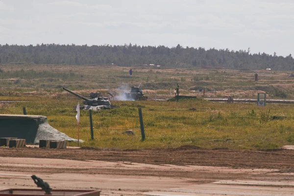 Sovyet tankı T-34 Moskova yakınlarındaki Alabino 'da düzenlenen tank biatlon yarışmasında Ordu-2020 forumu sırasında