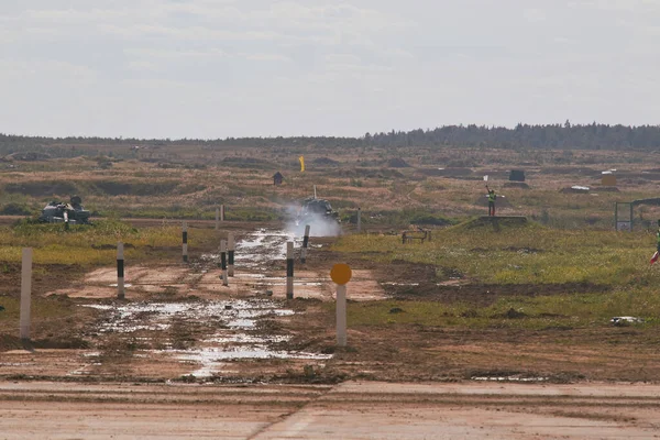 Sovyet tankı T-34 Moskova yakınlarındaki Alabino 'da düzenlenen tank biatlon yarışmasında Ordu-2020 forumu sırasında