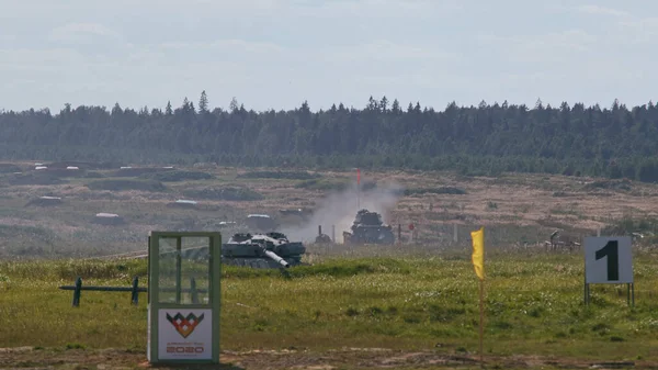 Sovyet tankı T-34 Moskova yakınlarındaki Alabino 'da düzenlenen tank biatlon yarışmasında Ordu-2020 forumu sırasında