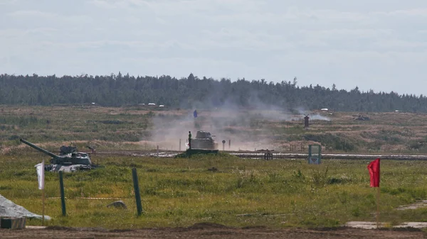 Sovyet tankı T-34 Moskova yakınlarındaki Alabino 'da düzenlenen tank biatlon yarışmasında Ordu-2020 forumu sırasında