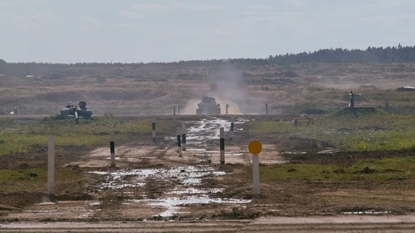Sovyet tankı T-34 Moskova yakınlarındaki Alabino 'da düzenlenen tank biatlon yarışmasında Ordu-2020 forumu sırasında