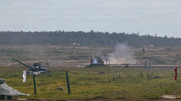 Sovyet tankı T-34 Moskova yakınlarındaki Alabino 'da düzenlenen tank biatlon yarışmasında Ordu-2020 forumu sırasında