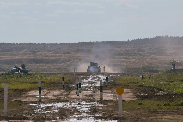 Sovyet tankı T-34 Moskova yakınlarındaki Alabino 'da düzenlenen tank biatlon yarışmasında Ordu-2020 forumu sırasında