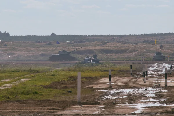 Sovyet tankı T-34 Moskova yakınlarındaki Alabino 'da düzenlenen tank biatlon yarışmasında Ordu-2020 forumu sırasında