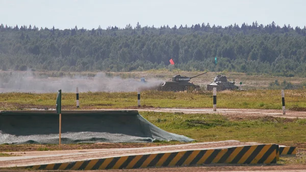 Sovyet tankı T-34 Moskova yakınlarındaki Alabino 'da düzenlenen tank biatlon yarışmasında Ordu-2020 forumu sırasında
