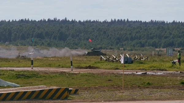 Sovyet tankı T-34 Moskova yakınlarındaki Alabino 'da düzenlenen tank biatlon yarışmasında Ordu-2020 forumu sırasında