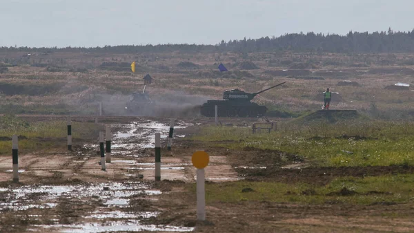 Sovyet tankı T-34 Moskova yakınlarındaki Alabino 'da düzenlenen tank biatlon yarışmasında Ordu-2020 forumu sırasında