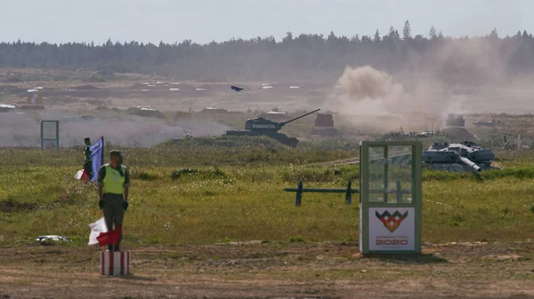 Sovyet tankı T-34 Moskova yakınlarındaki Alabino 'da düzenlenen tank biatlon yarışmasında Ordu-2020 forumu sırasında
