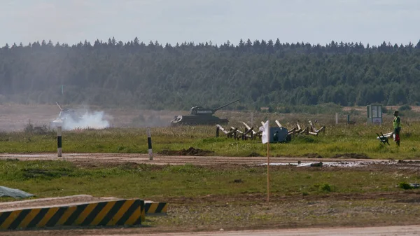 Sovyet tankı T-34 Moskova yakınlarındaki Alabino 'da düzenlenen tank biatlon yarışmasında Ordu-2020 forumu sırasında