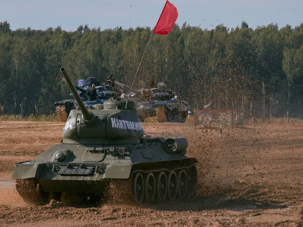 Sovyet tankı T-34 Moskova yakınlarındaki Alabino 'da düzenlenen tank biatlon yarışmasında Ordu-2020 forumu sırasında