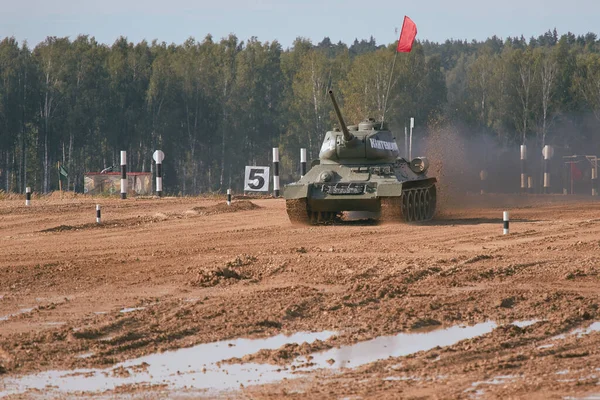 Sovyet tankı T-34 Moskova yakınlarındaki Alabino 'da düzenlenen tank biatlon yarışmasında Ordu-2020 forumu sırasında