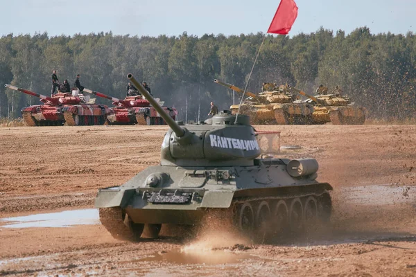 Sovyet tankı T-34 Moskova yakınlarındaki Alabino 'da düzenlenen tank biatlon yarışmasında Ordu-2020 forumu sırasında