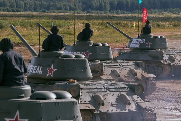 Sovyet tankı T-34 Moskova yakınlarındaki Alabino 'da düzenlenen tank biatlon yarışmasında Ordu-2020 forumu sırasında