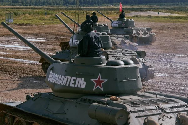 Sovyet tankı T-34 Moskova yakınlarındaki Alabino 'da düzenlenen tank biatlon yarışmasında Ordu-2020 forumu sırasında