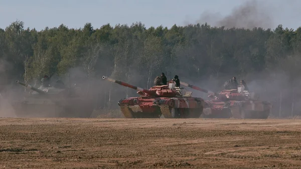 Ordu-2020 forumu sırasında Moskova yakınlarındaki Alabino 'da düzenlenen tank biatlon yarışmasında modern tank
