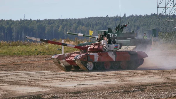Ordu-2020 forumu sırasında Moskova yakınlarındaki Alabino 'da düzenlenen tank biatlon yarışmasında modern tank