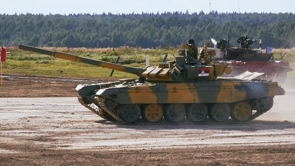 Ordu-2020 forumu sırasında Moskova yakınlarındaki Alabino 'da düzenlenen tank biatlon yarışmasında modern tank