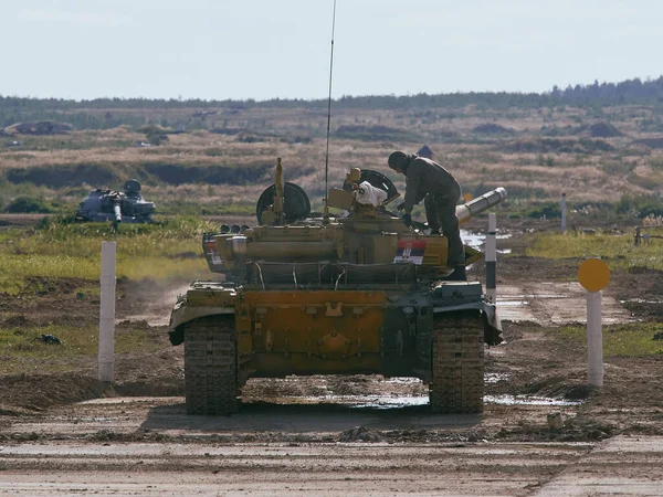 Ordu-2020 forumu sırasında Moskova yakınlarındaki Alabino 'da düzenlenen tank biatlon yarışmasında modern tank