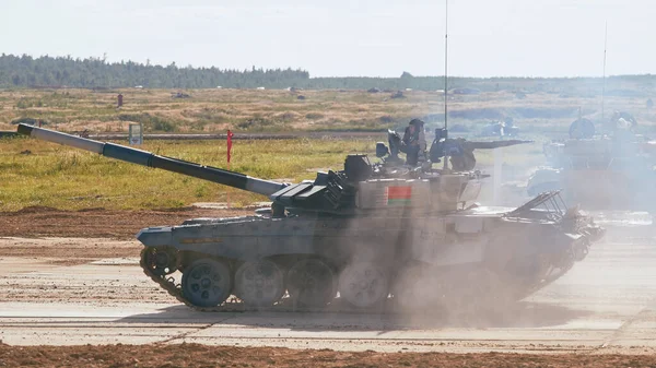 Ordu-2020 forumu sırasında Moskova yakınlarındaki Alabino 'da düzenlenen tank biatlon yarışmasında modern tank