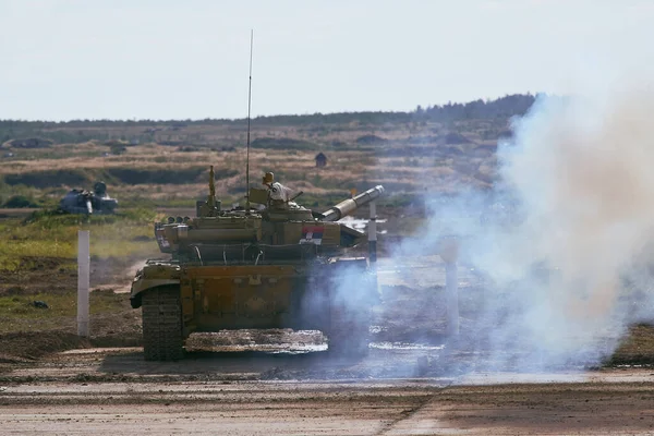 Ordu-2020 forumu sırasında Moskova yakınlarındaki Alabino 'da düzenlenen tank biatlon yarışmasında modern tank