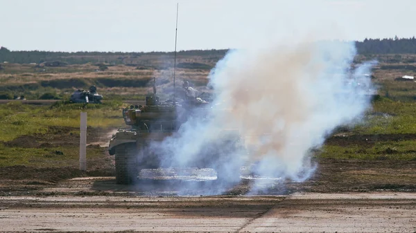 Ordu-2020 forumu sırasında Moskova yakınlarındaki Alabino 'da düzenlenen tank biatlon yarışmasında modern tank