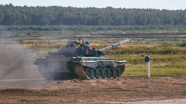 Ordu-2020 forumu sırasında Moskova yakınlarındaki Alabino 'da düzenlenen tank biatlon yarışmasında modern tank