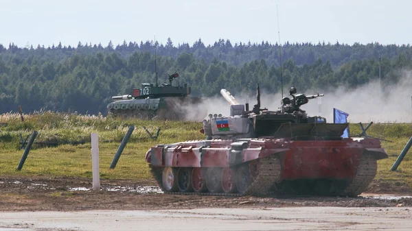 Ordu-2020 forumu sırasında Moskova yakınlarındaki Alabino 'da düzenlenen tank biatlon yarışmasında modern tank