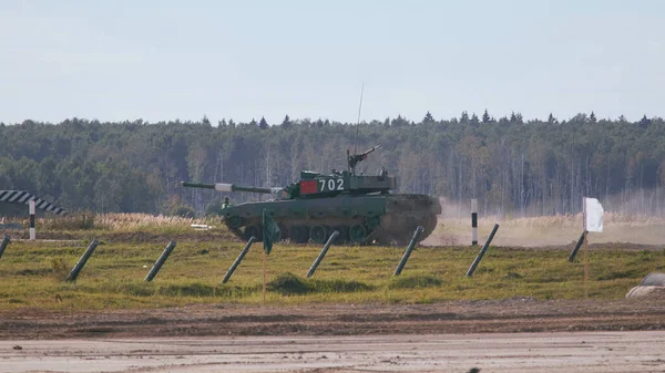 Ordu-2020 forumu sırasında Moskova yakınlarındaki Alabino 'da düzenlenen tank biatlon yarışmasında modern tank